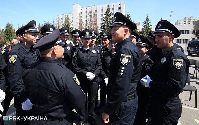 &quot;Сталева дисципліна&quot;: фоторепортаж із першого випуску Академії патрульної поліції в Києві